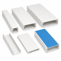 Goulotte de câblage auto-adhésive en PVC avec film de protection bleu pour une installation rapide des câbles sur surface