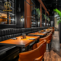 Ensemble de mobilier commercial Ron Group pour restaurant : Table carrée en bois massif, chaise rembourrée en cuir, banquette capitonnée sur mesure