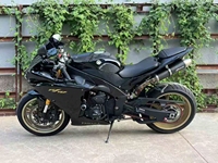 Moto sportive Yamaha R1 600-1000CC 4 cylindres, Japon, vitesse maximale >80 km/h, ultra-rapide et puissante, pour la conduite sportive et les loisirs.