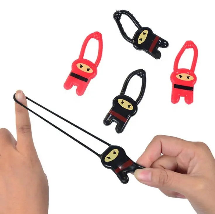 Stretchy flying slingshot ninja shooters speelgoed voor capsule eieren