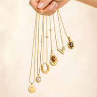 Collier Pendentif Géométrique Fer à Cheval en Acier Inoxydable Plaqué Or 18K avec Perle d'Eau Douce, Vente en Gros, Assortiment en Vrac