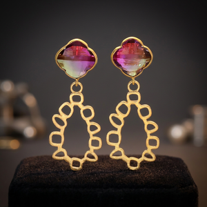 Boucles d'oreilles pendantes géométriques à quatre feuilles en améthyste violette plaquées or 18 carats, ethniques, unisexes, en laiton, vente en gros - Product Image 2