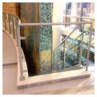 Prima Französisches Zeitgenössisches Elegantes Gebürstetes Aluminium UV-Beständiges Kindersicheres Präzisionsgebohrtes Glasgeländer für Treppen und Villen