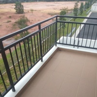 Escaliers extérieurs modernes en aluminium avec garde-corps en tube et design de grille pour balcon, idéaux pour villas et hôtels