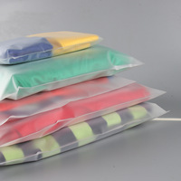 Pochette à fermeture éclair en PE givré avec logo personnalisé, sac en plastique mat refermable pour vêtements, t-shirts, sous-vêtements, emballage de vêtements pour la vente au détail