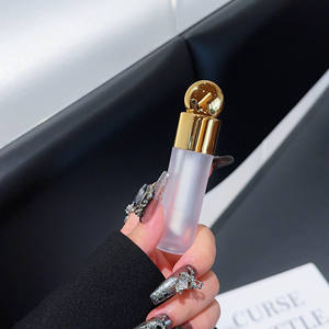 Tubes de brillant à lèvres vides de marque privée de 5ml avec logo personnalisé en or de luxe avec emballage avec brosse - Product Image 4