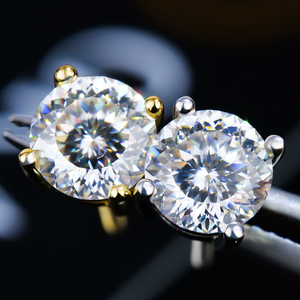 Pendientes de tuerca clásicos con cuatro garras, moissanita D VVS con corte portugués certificado GRA, de plata de ley 925 chapada - Product Image 1