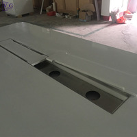 Table de conférence compacte en Corian blanc sur mesure avec prise multifonction pour petite salle de réunion, mobilier de bureau