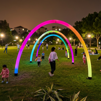 Lampadaire d'extérieur contemporain en forme d'arche lumineuse, carré, pour aménagement paysager de plage, lumière d'ambiance blanc chaud, commande par interrupteur, en plastique