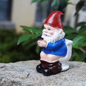 Figurine de jardin en résine, gnome assis sur les toilettes avec téléphone, décoration intérieure et extérieure - Product Image 1