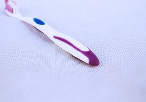 Cepillo Manual Premium Modelo Nueve <span class=keywords><strong>Diecisiete</strong></span> con Raspador de Lengua Integrado, Cuidado Bucal Eficaz Esencial - Product Image 4
