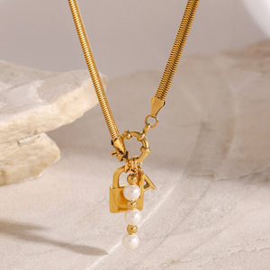 Collier avec pendentif lettre en perle en acier inoxydable avec breloque en forme de cadenas, bijoux tendance couleur or, cadeau - Product Image 3