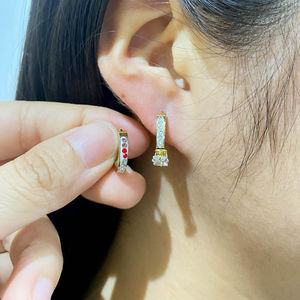 Vente en gros de boucles d'oreilles clous unisexes hypoallergéniques, tendance, massives, en acier inoxydable plaqué or 18 carats, pour mariage - Product Image 4