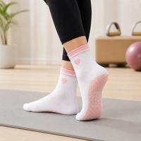 Chaussettes de sport antidérapantes personnalisées pour femme avec logo sur le dessous, idéales pour le Pilates, le yoga et la barre.