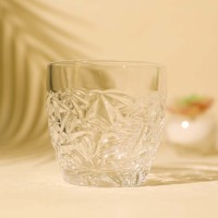 Hoogwaardig transparant kristallen whiskyglas met geëmbosseerd watergolfpatroon, 315 ml inhoud, voor bar of feestjes.