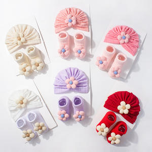 Nuevo conjunto de dos piezas para bebés, bonitos sombreros de flores pequeñas para niñas, calcetín combinado de encaje de algodón de invierno, diseño de oreja Lisa tejida para pequeños - Product Image 1