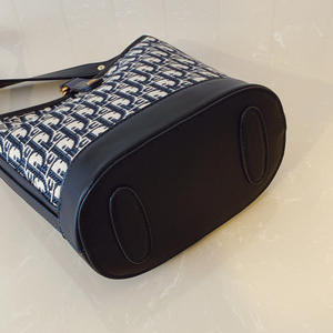 Bolso de Mano Estilo Vintage para Dama. Hecho de material PU de alta calidad. Se Puede Usar en el Hombro o la Espalda. - Product Image 5