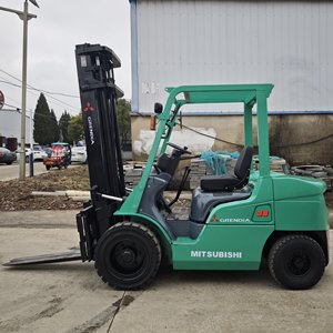Chariot élévateur diesel Mitsubishi FD30NT d'occasion en stock, moteur S4S d'origine, 3 tonnes, 4300 kg, 0-2000 heures, chariot de levage d'entrepôt, CE - Product Image 3
