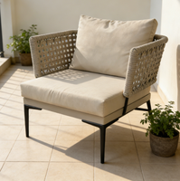 Fauteuil lounge moderne en corde tressée à la main avec ensemble de coussins assortis, structure noire pour hôtel, complexe hôtelier, villa