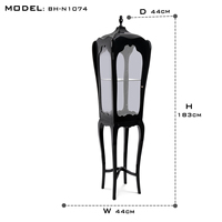 Vitrine élégante d'inspiration française, cadre en acajou artisanal, panneaux en verre transparent, accentuation de boutons dorés, armoire de rangement