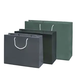 Kostenloses Design benutzerdefiniertes Logo mattiertes schwarzes Papier Kleidung Verpackung Geschenk-Papiertüte Einkaufstasche luxuriöse Papiertüten mit Band-Handgriff