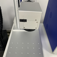 Machine de gravure au laser à fibre de type bureau portable 20W 30W pour le marquage des métaux, des bijoux, de l'acier inoxydable