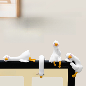 Adorable decoración de pantalla con forma de ganso blanco grande de Jiay, una artesanía de plástico suave y acogedora para estaciones de trabajo de oficina. - Product Image 1