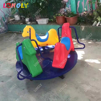 Équipement de terrain de jeu extérieur 3 places Chaise pivotante Merry Go Round Plastic Riding Horse