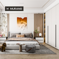 Armoire murale pour projet d'appartement avec étagères en verre LED, poignées dissimulées et rangement fermé pour chambre à coucher