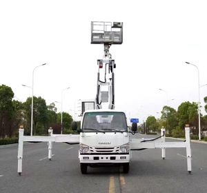 Plataforma de Trabajo Aérea Isuzu de Alto Rendimiento de 28 m, Camión con Pluma Telescópica y Cuatro Estabilizadores Hidráulicos Externos - Product Image 2