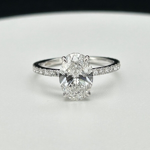 Bague de fiançailles en or blanc 18 carats avec diamant ovale de laboratoire de 3 carats, HQ Gems D VS1 IGI - Product Image 4