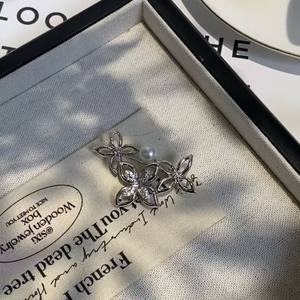 Broche de bijouterie d'eau douce de style japonais, série Or et Argent, motif Trèfle à quatre feuilles et Trois Fleurs, badge de manchette très tendance - Product Image 2