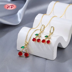 Parure Collier et Boucles d'Oreilles Cerises en Zircon Cubique AAA Plaqué Or 18K pour Femme – Collection B2B Tendance Décontractée/Sportive - Product Image 1