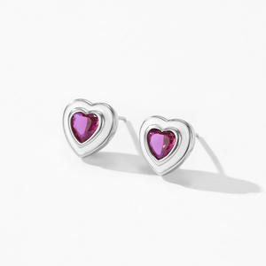 Pendientes de Plata de Ley S925 con Zirconia Roja en Forma de Corazón, Versión en Cobre Personalizable - Regalo de Aniversario para Mujer - Product Image 3