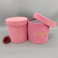 Vente flash - Boîte cadeau ronde en carton avec fleurs roses en matériaux recyclés, avec laminage mat et gaufrage