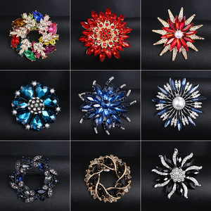 Nouvelle grande broche en cristal de fleur pour hommes et femmes broche en strass exquise écharpe clip bijoux de haute qualité et cadeau en gros - Product Image 4