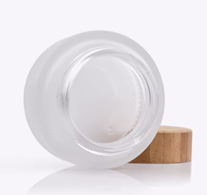 برطمان مستحضرات تجميل بلون مخصص من الزجاج المصنفر بغطاء من الخيزران لكريم زبدة الجسم - Product Image 3