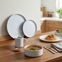 Service de table en grès texturé de forme organique, blanc mat, écologique, moderne et luxueux, compatible lave-vaisselle