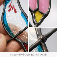 Attrape-soleil en verre artisanal avec cadre métallique, motif oiseau et fleur, décoratif et artistique