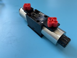 SD1VW002CNJW Solenoide direccional con doble resorte y centrado, resistente al agua IP65 - Product Image 1