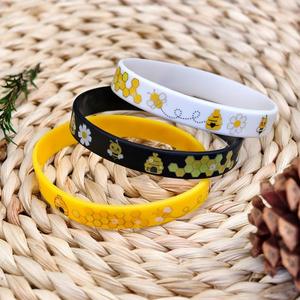 Bracelet en silicone souvenirs Journée de la Abeille, motif abeille et nid d'abeille, cadeau pour enfants, idéal pour les fêtes, en stock, prix usine - Product Image 3