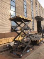 Plateforme élévatrice à ciseaux avec hauteur de levage et dimensions de plateforme sur mesure pour le levage de charges sur le plancher des usines