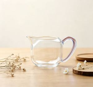 Carafe en verre transparent avec poignée colorée personnalisée pour <span class=keywords><strong>la</strong></span> maison et <span class=keywords><strong>la</strong></span> table, idéale pour l'eau et le thé – Vente en gros - Product Image 2