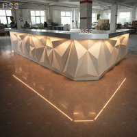 Idées de bars pour hôtels, yachts commerciaux personnalisés, restaurants, bars sur toit, comptoir de bar moderne en Corian blanc en forme de L avec éclairage LED