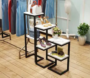 โต๊ะชิ้น/เซ็ต2ชั้นวางเสื้อผ้าบูติกแบบสั่งทำสำหรับร้านค้าปลีกโต๊ะแสดงเสื้อผ้าร้านรองเท้ากระเป๋าถือ