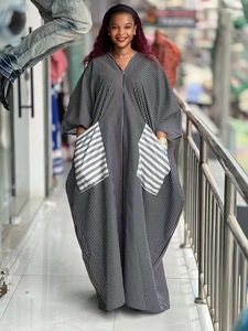 Abito da donna 2026 nuovo modello africano Kafotan <span class=keywords><strong>a</strong></span> <span class=keywords><strong>righe</strong></span> verticali bianche <span class=keywords><strong>e</strong></span> nere, <span class=keywords><strong>vestito</strong></span> ampio con scollo <span class=keywords><strong>a</strong></span> V <span class=keywords><strong>e</strong></span> maniche <span class=keywords><strong>a</strong></span> pipistrello, taglie forti - Product Image 1