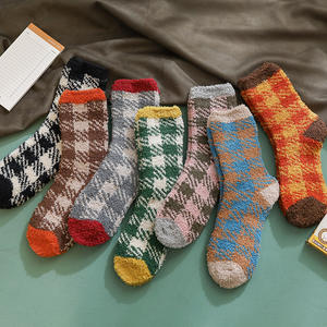 Chaussettes à carreaux en velours patchwork de bonneterie japonaise Chaussettes d'hiver thermiques pour femmes - Product Image 5