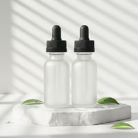Flacon cosmétique en verre transparent de luxe de 30 ml avec bouchon à vis finition mate et compte-gouttes blanc côtelé