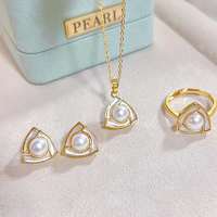 Ensemble de bijoux de fête en trois pièces, collier, bague et boucles d'oreilles, avec pendentif en forme de triangle en nacre d'eau de mer plaqué or et perle d'eau douce naturelle