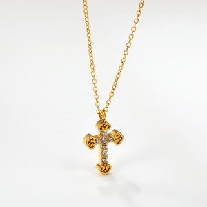 Collier tendance en acier inoxydable plaqué or 18 carats avec pendentif croix chrétienne en zircon cubique et diamant - Product Image 6